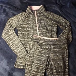 Discontinued ideology set. Leggings and zip up jacket w/ pockets.